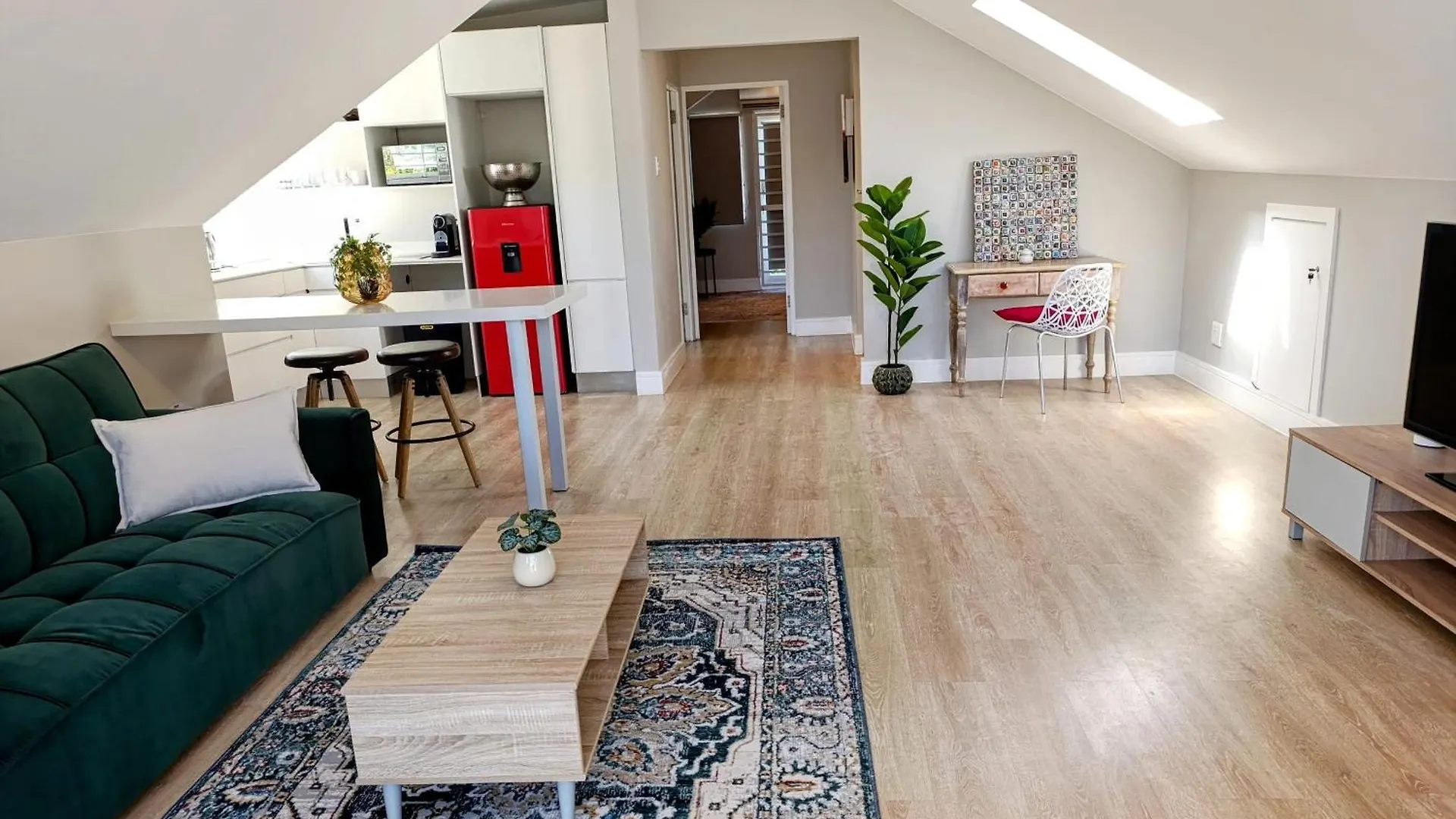 Sea Point Spacious One Bedroom Apartment Cape Town